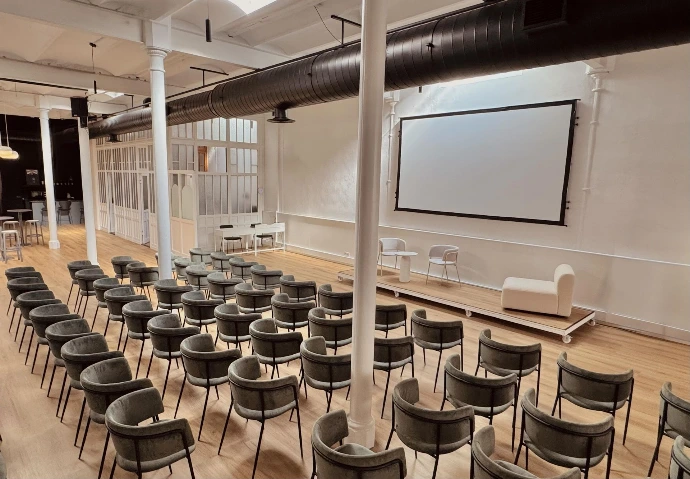 Sala de conferencias con tecnología en Barcelona