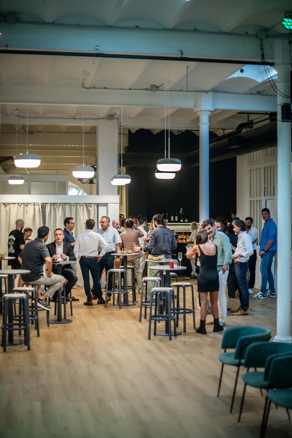 Salón de eventos corporativos en Barcelona con escenario y sillas