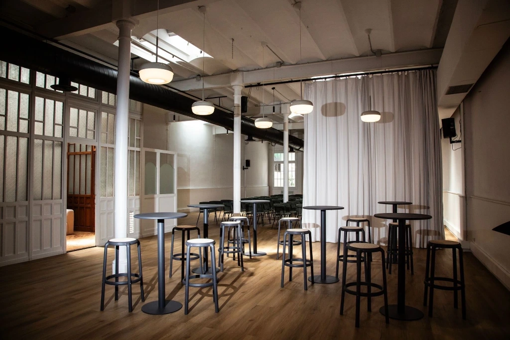 Salón de eventos corporativos en Barcelona con escenario y sillas