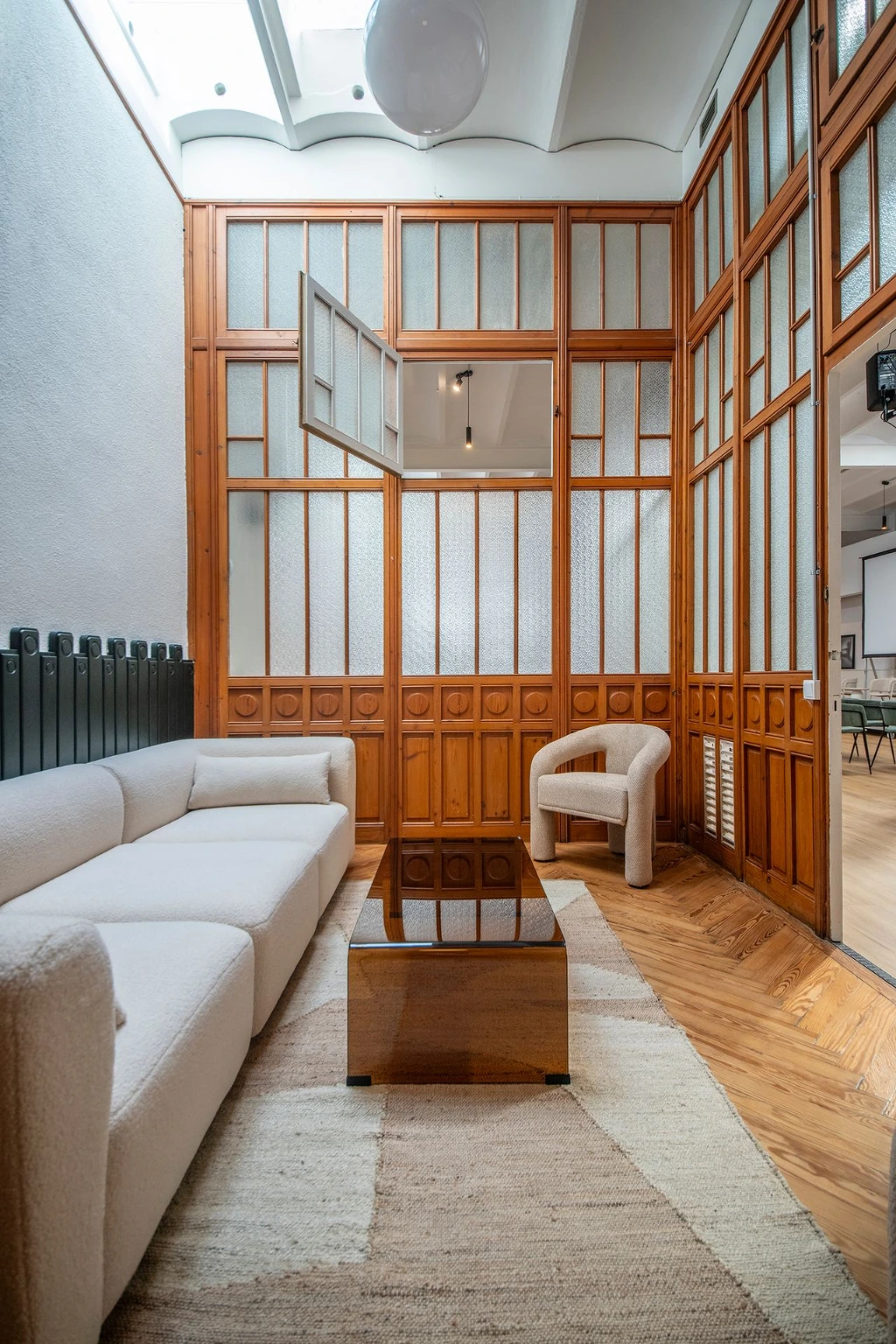 Salón de eventos corporativos en Barcelona con escenario y sillas